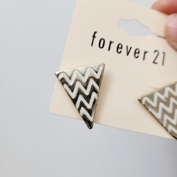 Brand New Forever 21 Gold Tone White Triangle Earrings - Picture 4 of 7